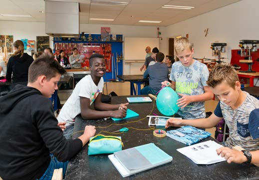 Luciën van den Heuvel, kerngroepleider leerjaar 1: Onze leerlingen leren zoveel mogelijk de theorie in de praktijk, vooral door te doen.