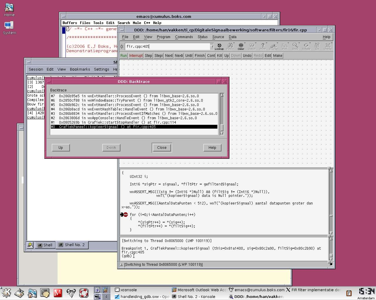 dmv de pijl in het C+ + venster is te zien waar de Program Counter (PC) van de processor zich nu bevindt.