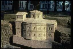 nieuwe concept bij de heraanleg van de Burg en het terug te plaatsen op identiek dezelfde plaats toen het werd verwijderd in 2002.