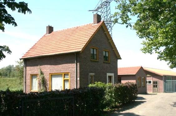 Zwanebloemsingel 51 te Helmond Op een landelijke locatie aan de rand van Dierdonk gelegen karakteristiek vrijstaand woonhuis met een vrijstaand bijgebouw voorzien van een werkplaats en stalruimte en
