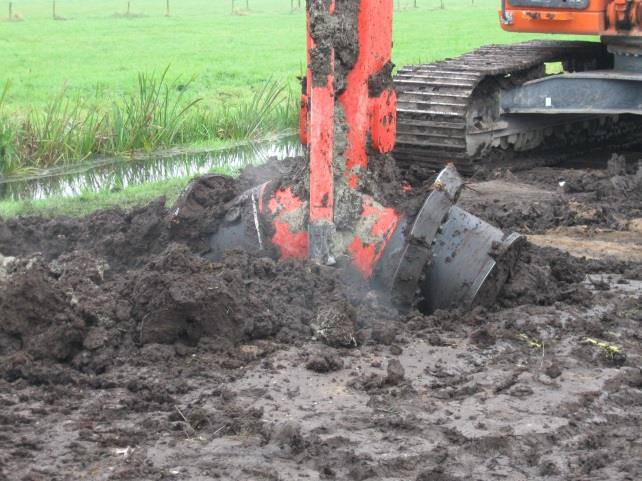 Hierbij wordt gebruik gemaakt van de droge methode waarbij de binder onder luchtdruk in de grond wordt gebracht en gemengd.