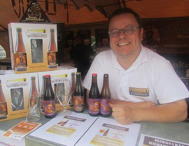 Bij de Arense bierfirma Sarne stonden Kristof Deprince en Peter Vandevelde klaar om enkele bierliefhebbers als lid van de Orde der Sarnanen in te lijven en