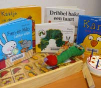 De themacollecties zijn voor kinderen tot 4 jaar en bevatten onder andere leesboekjes en diverse verwerkingsmaterialen, zoals