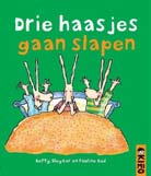 Sluyzer Het is bedtijd en drie haasjes liggen al onder de dekens. Mama ontdekt dat ze hun pyamaatjes nog niet aan hebben. Met kleren aan in bed? Niks hoor.