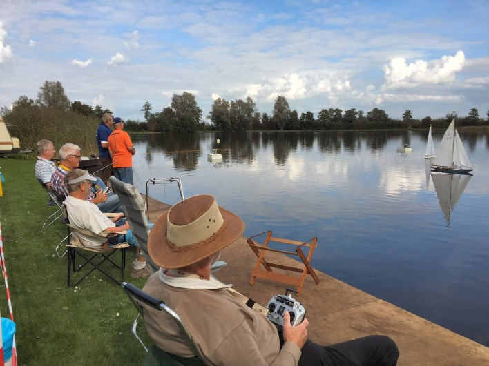 Nieuwsbrief nr. 13 oktober 2014 Modelzeilen Redaktie medewerking van: Arjan vd Cingel, vaanbesturing. John Langeveld ANSF / MVW. Foto s: Aad Bervoets MVW en Erwin van Gogh KOM.