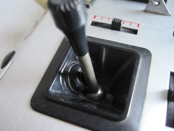 Vaak ben je al blij met servo reversing of een mix instelling. Het kan ook eenvoudiger. Op onderstaande foto s ziet u een zender joystick aanpassing in z n meest simpele vorm.