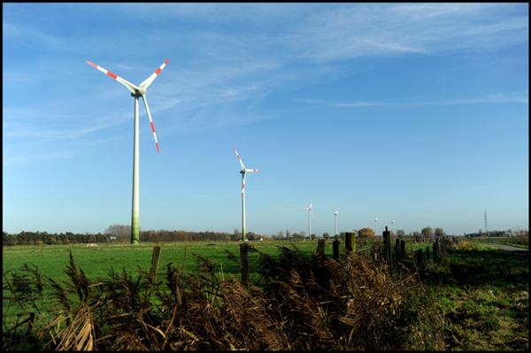 1350 gezinnen» Afstand tussen turbines 500 m Middelgrote windenergie» vermogen <= 300 kw Voor een typische windturbine van 300