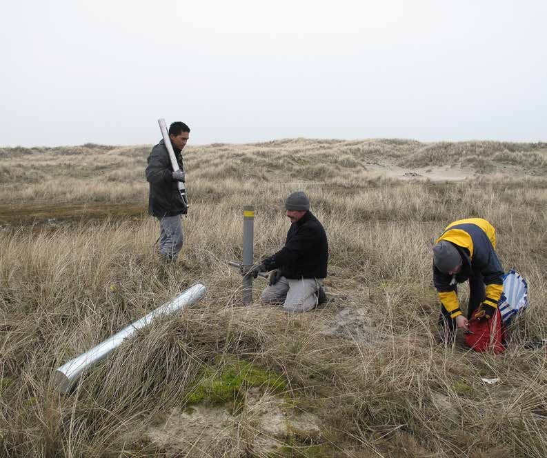 KADER 2 Pieter Stuyfzand en studenten plaatsen een grondwaterbuis voor geochemisch onderzoek foto: Ab Grootjans Effecten van suppleties op duinontwikkeling, rapportage geomorfologie (Arens et al.