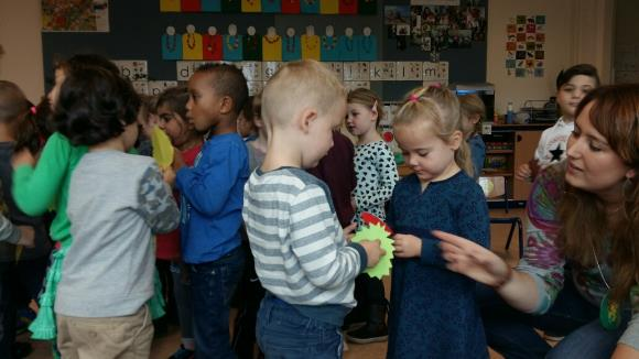 Engels in groep 1 De groepen 1 kregen Engelse les. De woorden leaf, tree en de herfstkleuren werden aangeleerd, natuurlijk kwam het tellen aan bod.