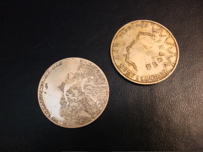 Foto boven: Twee zilveren 50 guldens uit 1984 en 1987 samen voor een Koop Nu Prijs van 150,- en een startbod van 60,-.