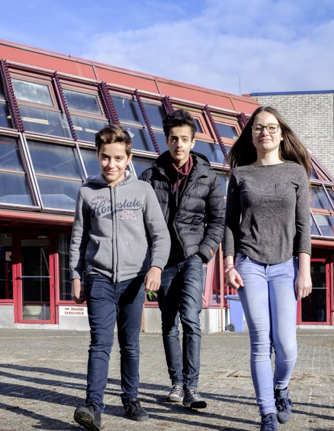 Voorwoord Geachte ouders Wellicht is het grote moment weldra aangebroken: het moment, dat je zoon of dochter de knusse basisschool moet verlaten om op zoek te gaat naar een grote school.