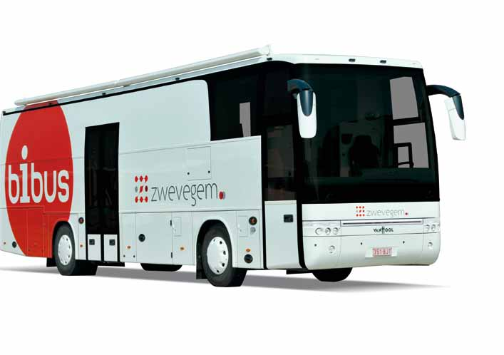 De b i bus Stilstaan bij het eerste jaar onderweg Ine D haene, Coördinator bibus Zwevegem In het West-Vlaamse Zwevegem rijdt sinds 26 april 2010 de eerste biblioservicebus van België.