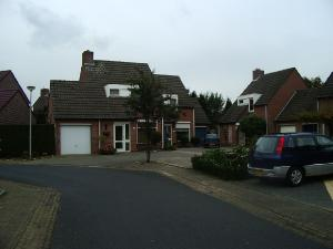 natuurlijke kleuren en bouwmaterialen (rode baksteen, landschap en openbare ruimte de streekeigen natuursteen,