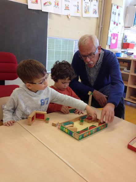 De kinderen hadden leuke vragen voor in de kring bedacht om aan de grootouders te stellen.