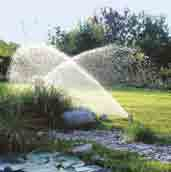 GARDENA brengt het water op de juiste plek: mobiel met een slangenwagen of vast met een waterstopcontact in uw tuin.