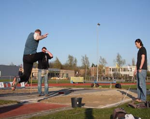 15 uur 20.30 uur 20.30 uur 21.00 uur kogelslingeren 100 m + kogel hoog + HSS speerwerpen 200 meter Vrouwen alle categorieën Hink-stapspringen als Spéciale E.T. aanwezig Aanvang Spéciale 18.