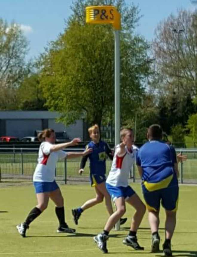 In een lekker zonnetje en met de fanatieke supporters Elleke, Kees (blessure), Glenn en de ouders van Mitchell op de tribune konden de spelers aan de bak.