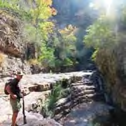 rivierbeddingen, watervallen en grillige rotsformaties afgewisseld met open vlaktes en mopane bossen.