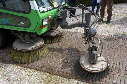 Onkruidengroei ontstaat vanuit een grasveld, een boomspiegel of andere aangrenzende beplanting - regelmatig schoffelen van boomspiegels en andere beplantingsplaatsen; - regelmatig afsteken van