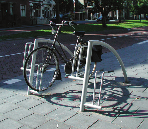 000 Perfecto met enkelzijdig 1 lage fietsplaats links met aangelaste voetplaten op maaiveld 01.3.