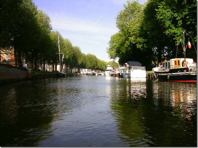 Een zondag (feestdag) zodat er wat minder werkverkeer zou zijn en een weerbericht dat voor de