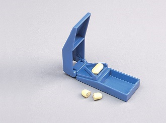 splijt medicatie in twee. Er is een klein vakje voorzien om enkele tabletten mee te nemen of de ongebruikte helften in op te slaan.