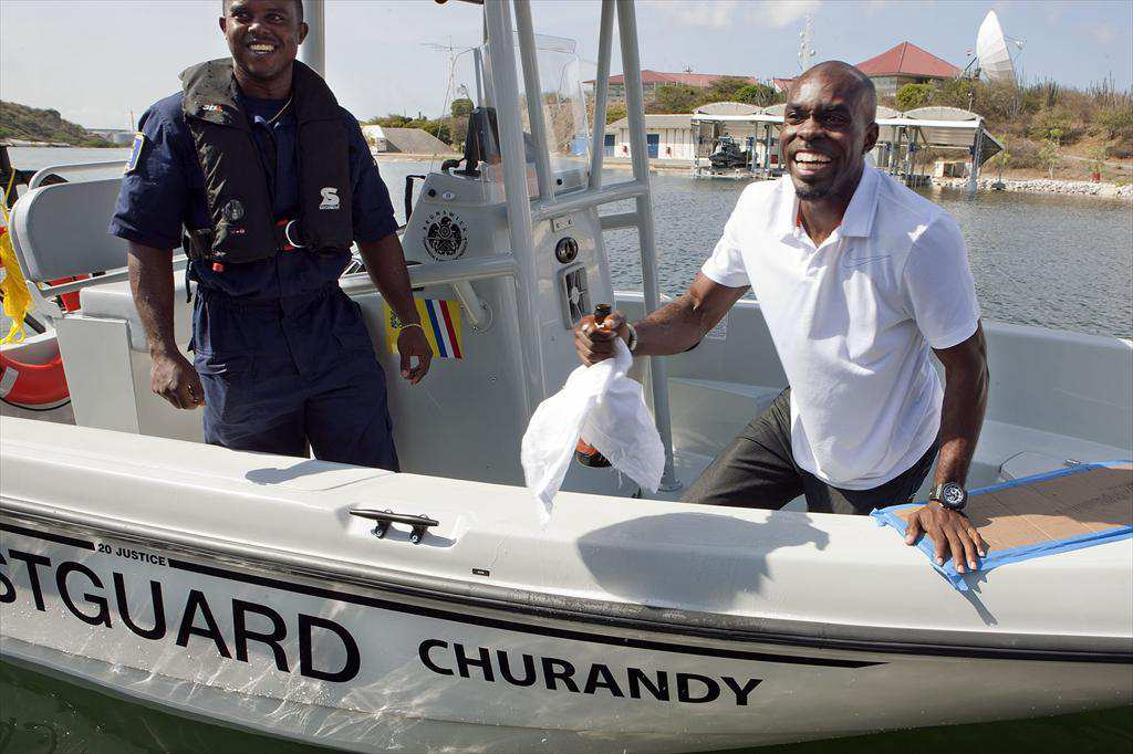 De Justice bestemd voor het Steunpunt Curaçao wordt gedoopt door de Curaçaose Olympiër Churandy Martina 4.3.