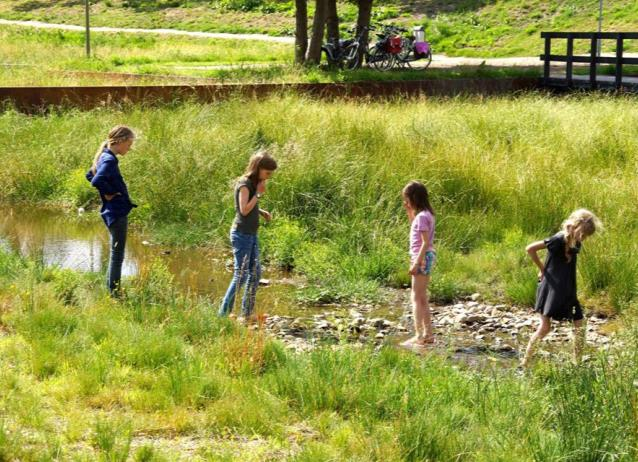 Naar het grasveld - De kinderen van groep 3 t/m 8 hebben de keuze om naar het grasveld te gaan of op het schoolplein te blijven. Tot 12.