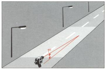 Optisch gezien gaat het bij asfalt om lichtreflectie aan ruwe oppervlakken waarvan de oppervlakte-oriëntering ten opzichte van het invallende licht en het zich voordoen van holten tot enkele