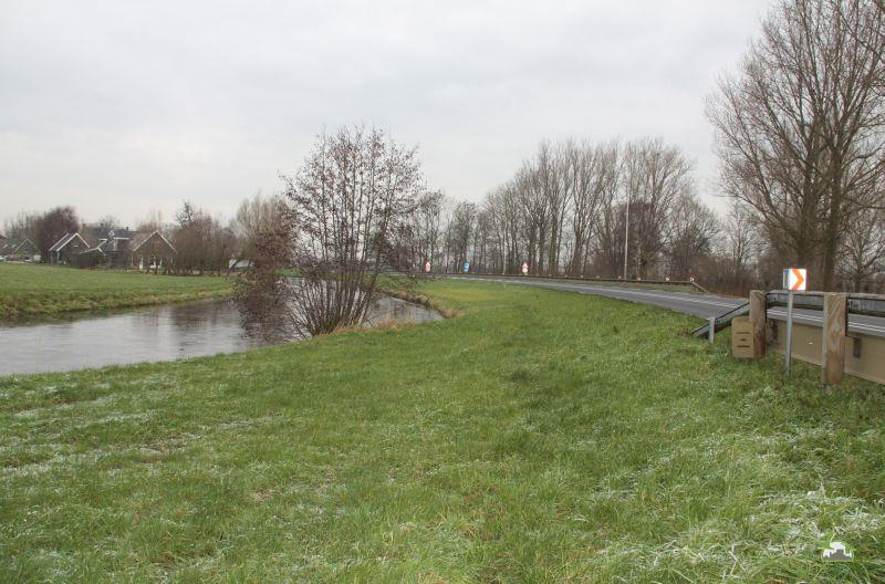 6] Nummer 6 in figuur 1 betreft de Provinciale weg N207. Het betreft een weg met standaard afmetingen voor een dergelijk weg type. Het is een zeer drukke weg.