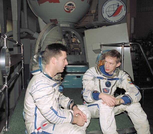 1 7 Frank De Winne en Roberto Vittori. (ESA/Corvaja) Sojoez-ruimtemissie. Hij leerde de boordsystemen van het ruimteschip en de vluchtprocedures kennen.