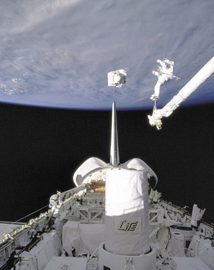 3 0 Space Connection # 40 Oktober 2002 grondslag waardoor de ruimtetoerist kan worden onderworpen aan de voor de missie geldende normen.