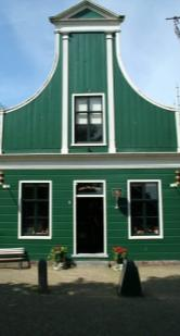oog springende, het groengeschilderde houten huisje is.