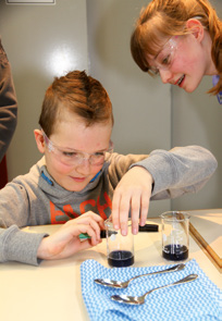 1.3 Sociale en maatschappelijke verantwoordelijkheid Schoolbezoeken en -stages Sponsoringprojecten Jongeren warm maken voor een job in de industrie is een thema dat zeer actueel blijft.