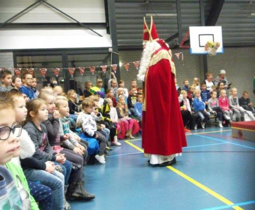 De grote Sinterklaas show was leuk! Sint kwam donderdagmorgen op bezoek met zijn gympieten in de sporthal De Eng. De kinderen uit groep 1 t/m 4 mochten naar de grote Sinterklaasshow.