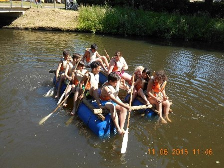 Pagina 9 Kamp groep 8 Nassim We kwamen aan op school toen gingen we voetballen een beetje praten en de spullen in de bus doen.