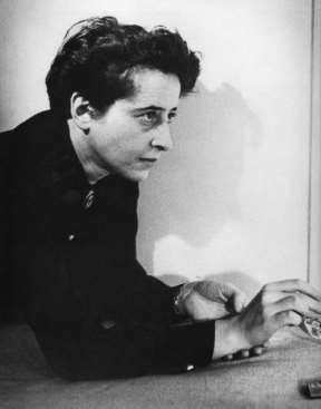 Hannah Arendt en haar moeder vluchten naar Praag en vervolgens naar Parijs Günther Stern is al na de Rijksdagbrand naar Parijs gevlucht (de Gestapo