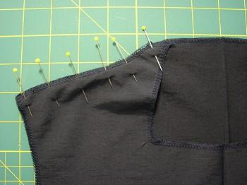 Van het voor- en achterpand, de schoudernaden spelden, naaien en daarna de naad openstrijken.