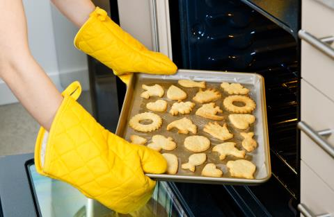 Hand veiligheid in de keuken (1) Voor de oven Gebruik Ovenhandschoenen of thermische handschoenen voor het verplaatsen van warme gerechten. Vermijd handdoeken in de buurt van een open vlam.