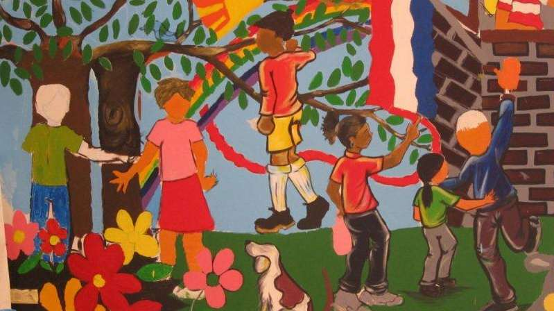 De Zonneboom in Oosseld Ook tijdens de laatste week van oktober heeft DOS een Nicaraguaanse kunstenaar uitgenodigd om een muurschildering te maken.
