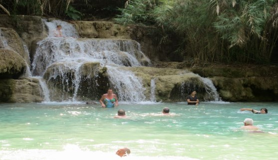 Deze waterval is midden in de jungle gelegen.
