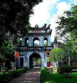 We doen vervolgens ook nog de Pagode met 1 pilaar aan en de tempel van de Literatuur. Voor het diner maken we nog een wandeling in het oude Hanoi.