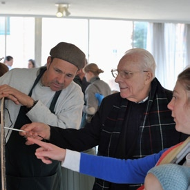 Hij omringt zich met partners, vormt werkgroepen en ondersteunt de bestaande initiatieven om het project zo te leiden dat het alle wijkbewoners en -gebruikers ten goede komt.