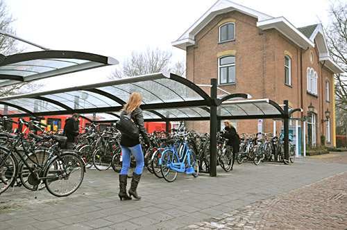 wordt aandacht besteed aan kwaliteitseisen voor fietsenstallingen en een van de bedreiging voor het stimuleren van ketenmobiliteit: fietsendiefstal. 4.4.1.