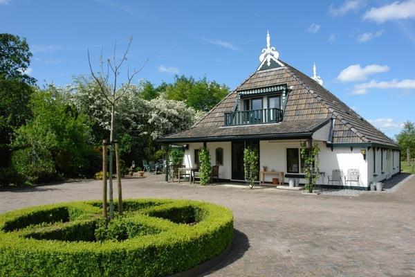 Kerkstraat 33, 8433 LJ Haulerwijk Fraai gelegen woonboerderij aan de rand van het Blauwe Bos met ruime terrassen, mooie tuin, paardenstallen en weiland. Het betreft een complex van ca 0,5 ha.