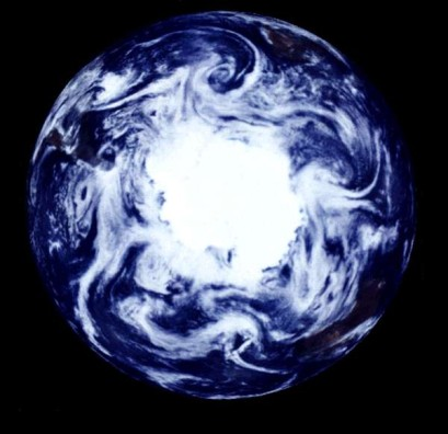 Leg uit wat daarvan het gevolg is voor de instroom en de temperatuur van de aarde. Figuur 4.11: Foto van wolken boven water, genomen vanuit de Apollo 11.