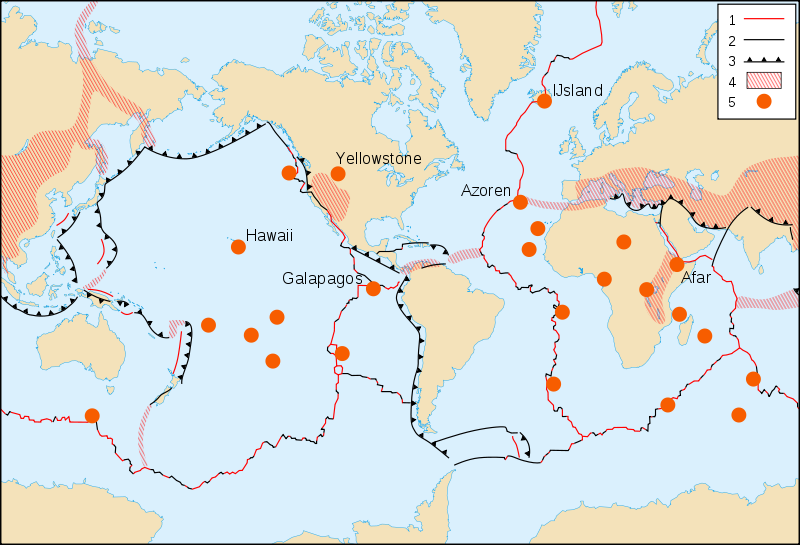 Waar twee platen langs elkaar bewegen wordt spanning opgebouwd. De gebieden waar dat voorkomt zijn de aardbevingszones. Zie figuur 5.13. Figuur 5.13: Plaatgrenzen en hotspots. 1.