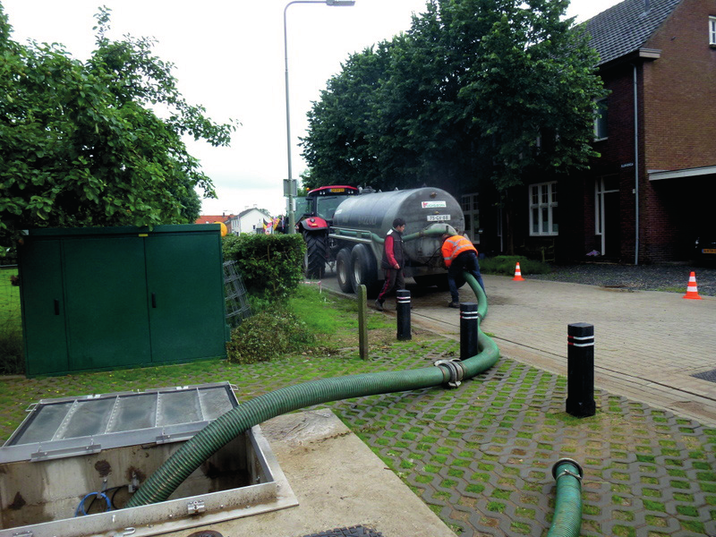 Twee weken later is er dan de grootse rommelmarkt waarbij (bijna) alle bewoners groot uitpakken met het uitstallen van hun spullen langs de straat en waarbij het lijkt alsof alles vanzelf zo mooi