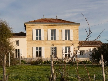 Château Bel-Air La Royère In het jaar 1992 had de familie Chevrier-Loriaud, vierde generatie van een wijnbouwersfamilie, het lumineuze idee om dit wijndomein in de Bordeaux aan te kopen, het was