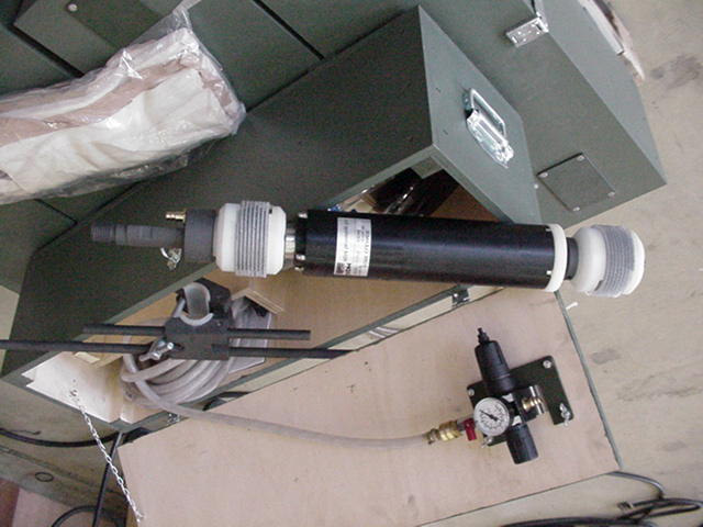 Dubbelwerkende ongebufferde cilinder met geïntegreerd 5/2 hoofdventiel en 2x 3/2 stiftbediende stuurventielen. Materialen: Aluminium zwart geanodiseerd.
